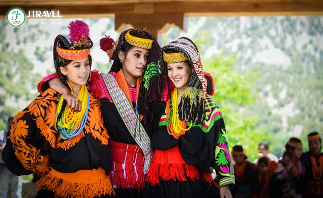 Trang phục truyền thống rực rỡ sắc màu