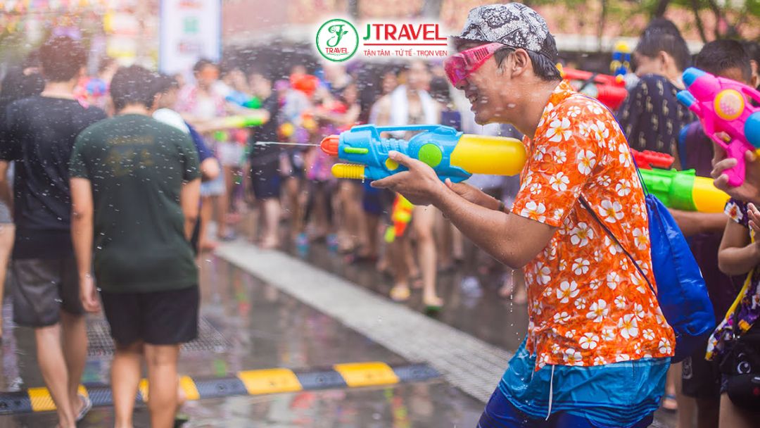 Trang phục đơn giản và phụ kiện bảo vệ mắt giúp mang lại trải nghiệm vui vẻ