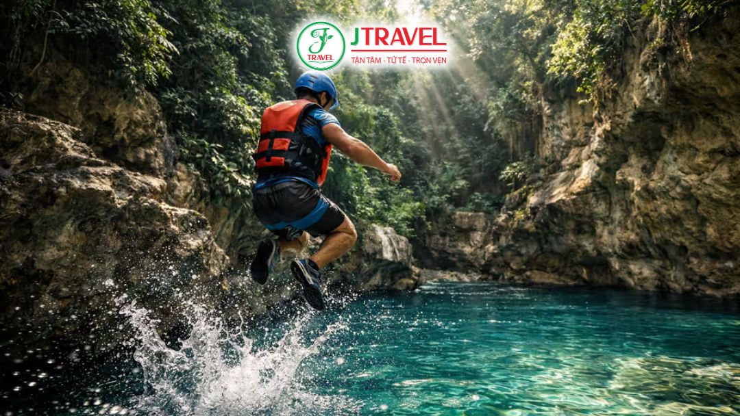 Du khách bắt buộc phải mặc áo phao và đội nón