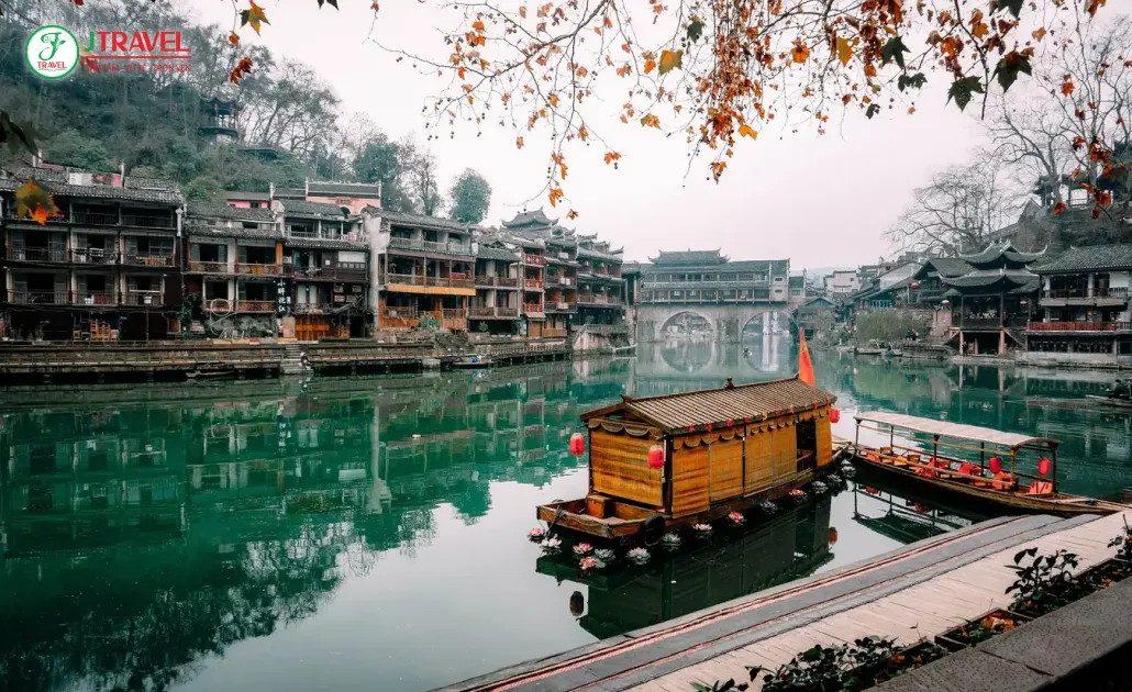 Phượng Hoàng Cổ Trấn yên bình và cổ kính giữa mùa xuân