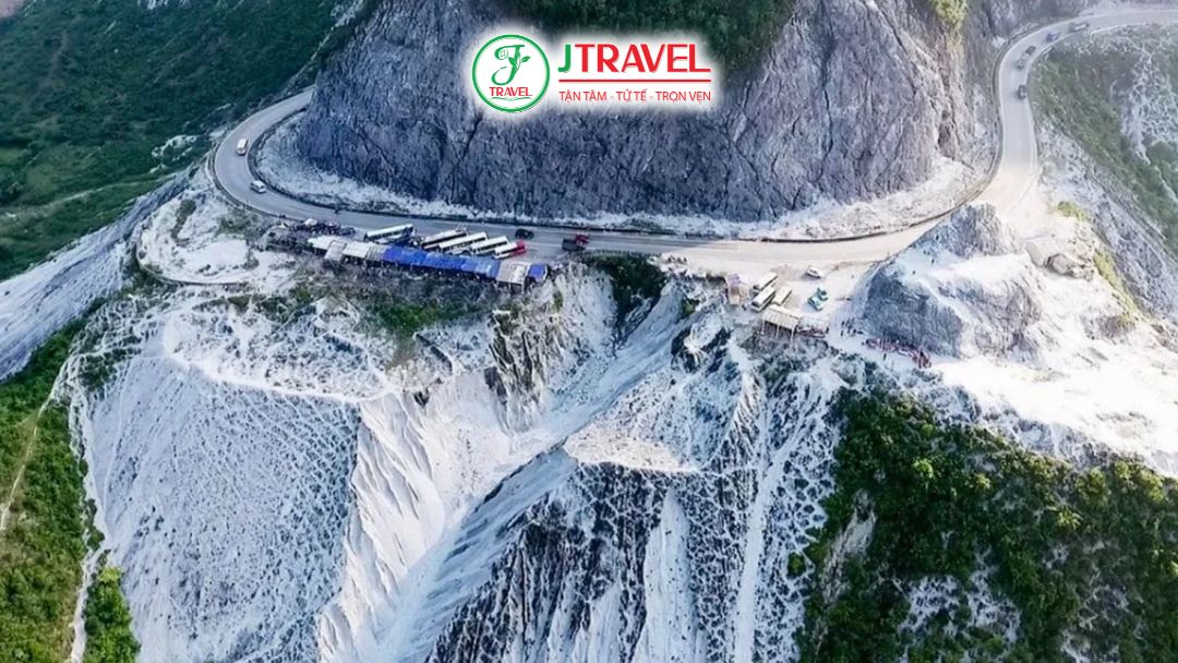 Đèo Thung Khe nhìn toàn cảnh thung lũng Mai Châu từ trên cao