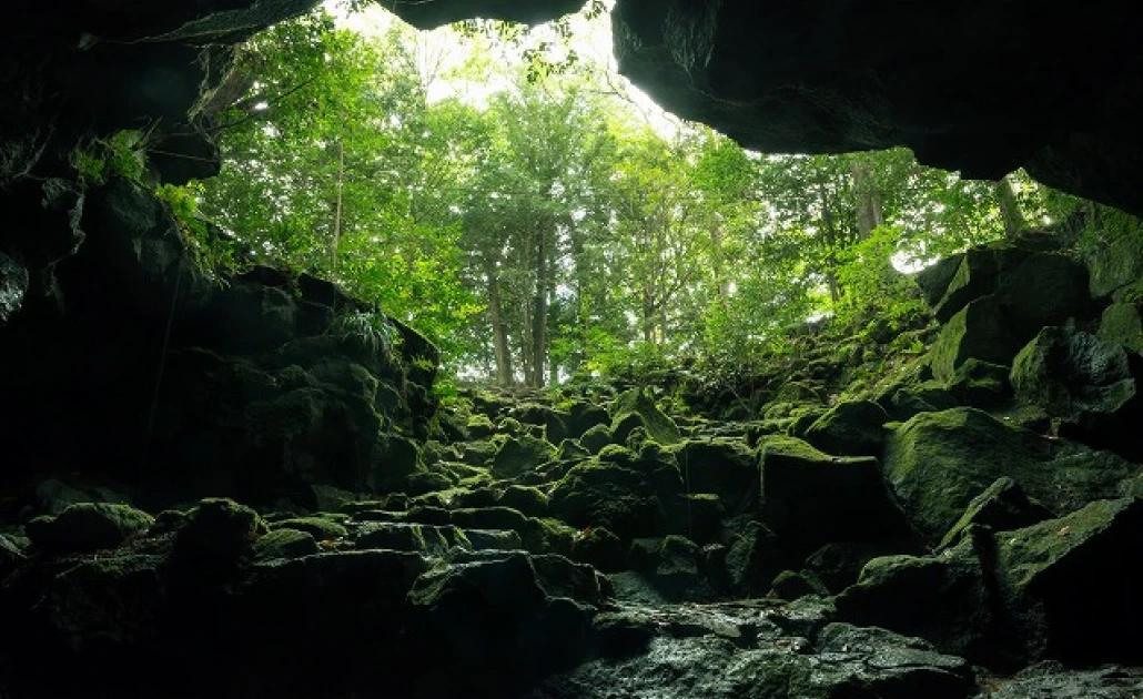 Khám phá hang gió Fugaku gần động băng Narusawa Hyoketsu