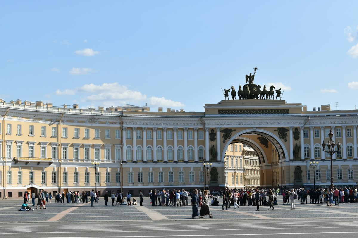 Quảng trường Cung điện và cổng vòm Tổng Tham mưu ở Saint Petersburg