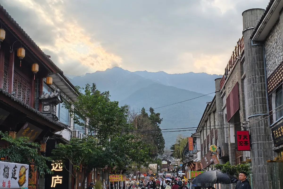 Phố trong thành cổ Đại Lý với dãy Thương Sơn phía sau