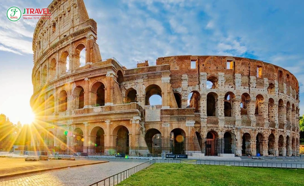 Toàn cảnh Colosseum dưới ánh nắng mùa xuân