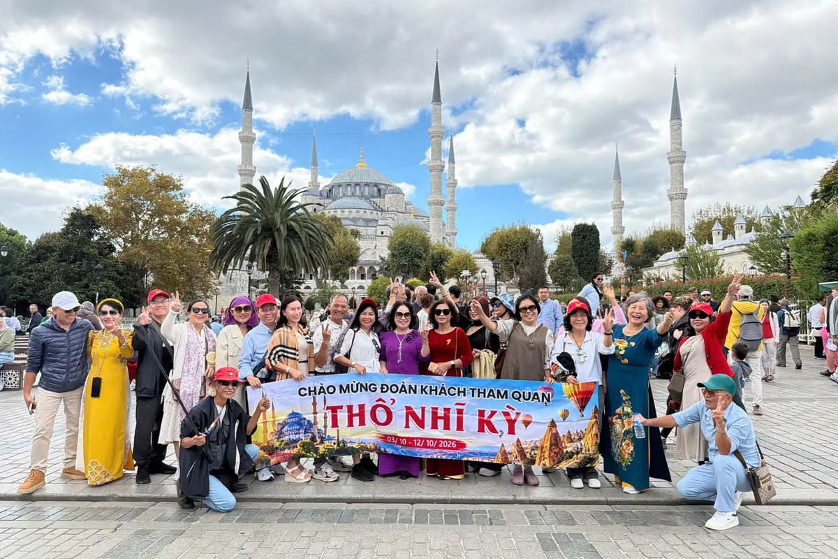Đoàn khách J Travel trước thánh đường Blue Mosque