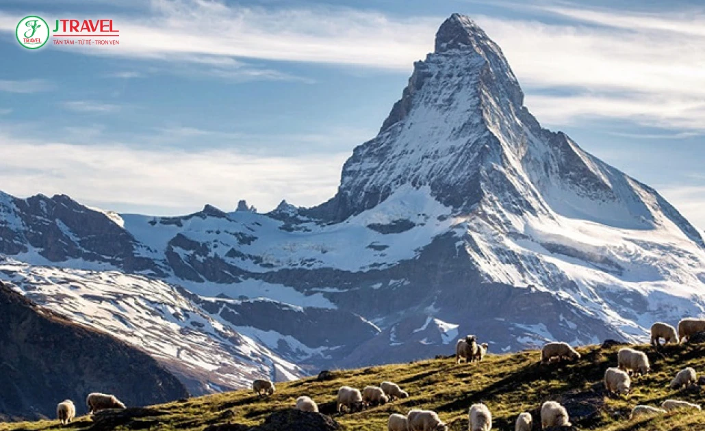 Núi Matterhorn Thụy Sĩ với hình dáng kim tự tháp hùng vĩ trên dãy Alps