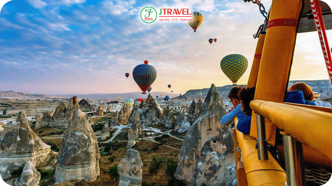 Bay khinh khí cầu ngắm thung lũng vào sáng sớm tại Cappadocia