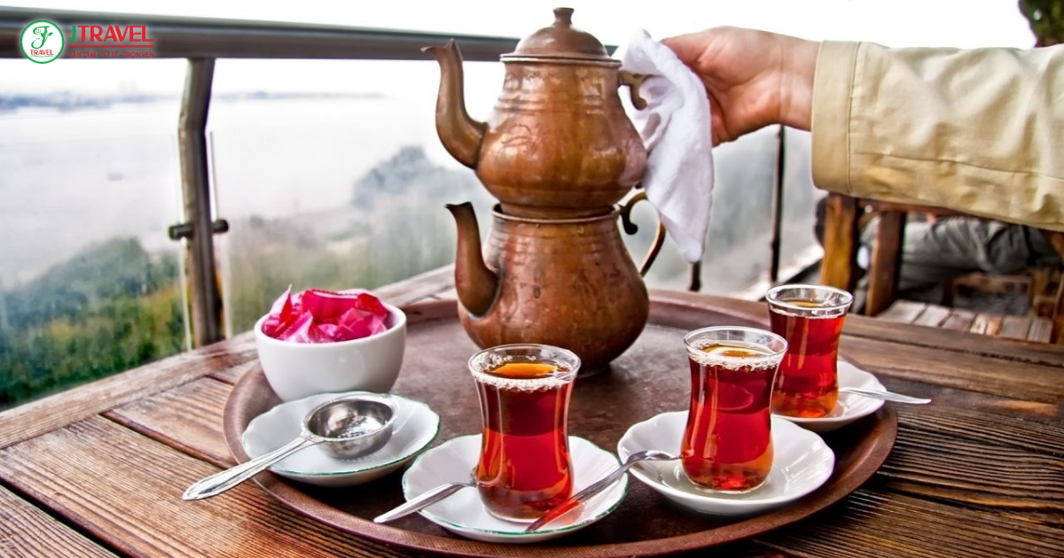 Du khách trò chuyện cùng người dân làng Uchisar và thưởng thức trà