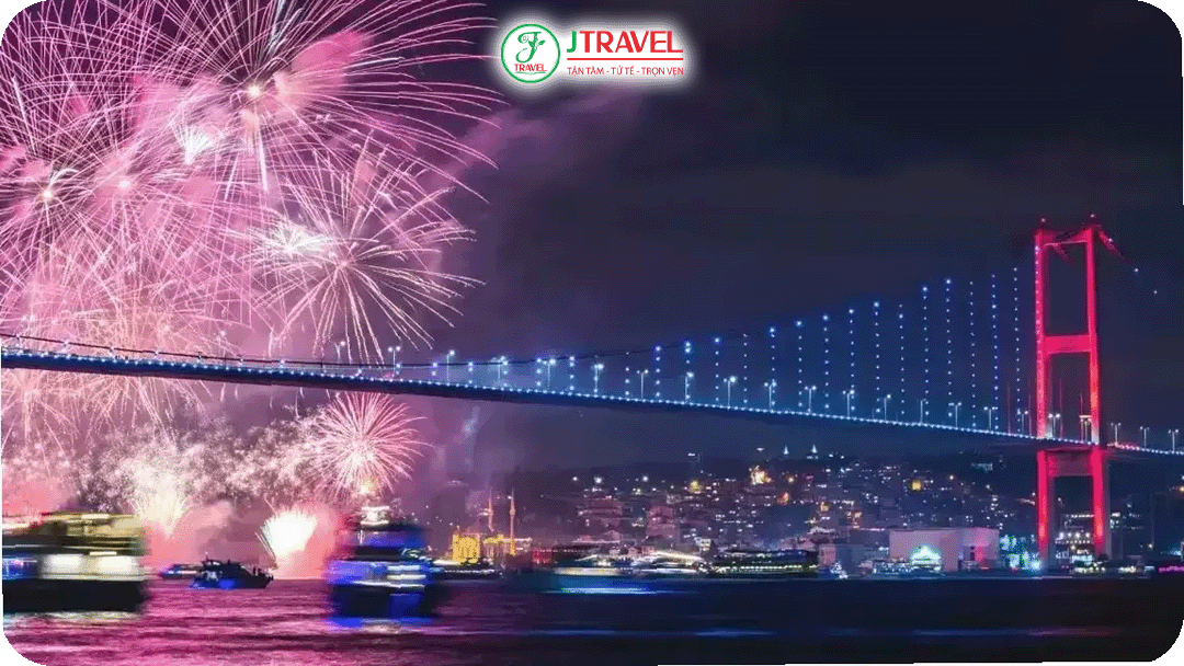 Ngồi trên du thuyền đón năm mới trên eo biển Bosphorus