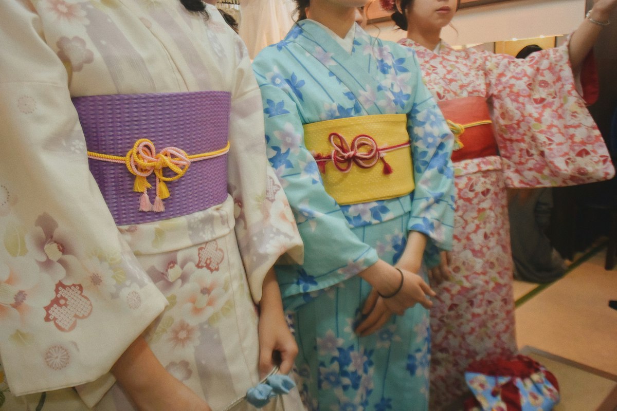 Ba người phụ nữ mặc kimono truyền thống Nhật Bản