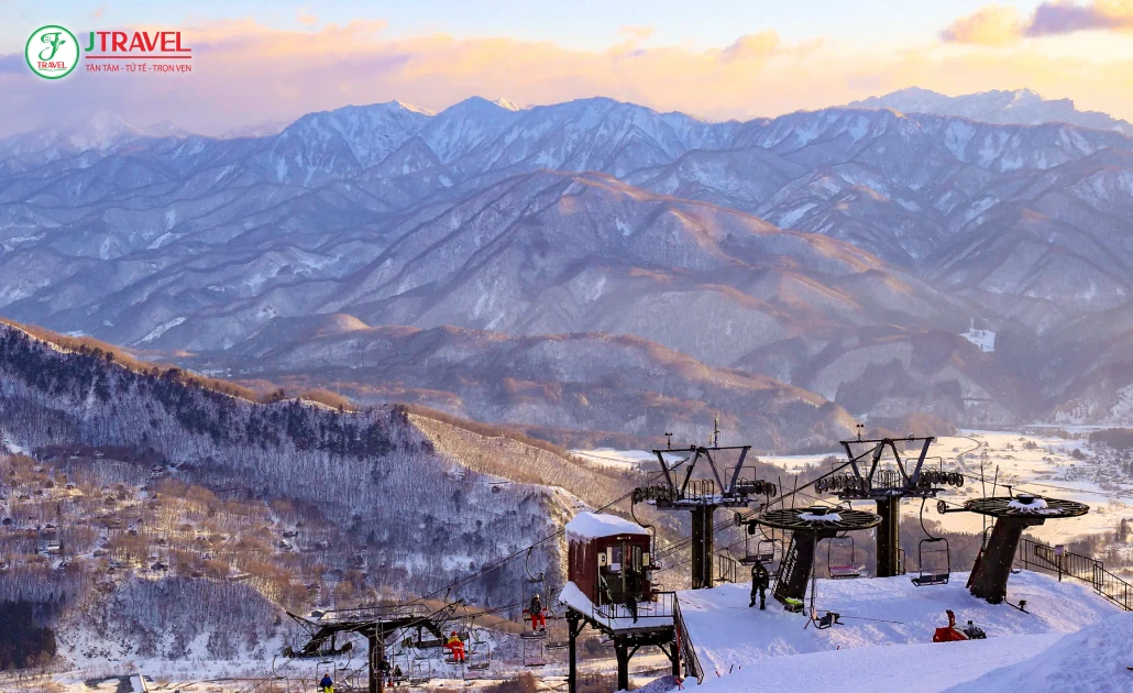 Cảnh núi Alps phủ tuyết tại Hakuba Valley