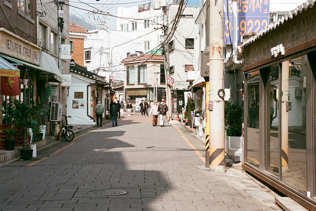 Con hẻm nhỏ với những ngôi nhà truyền thống ở Seoul