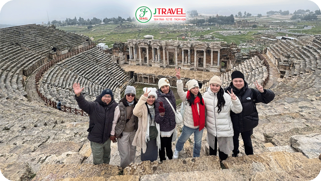 Du khách tham quan Thành phố cổ Hierapolis ở Pamukkale
