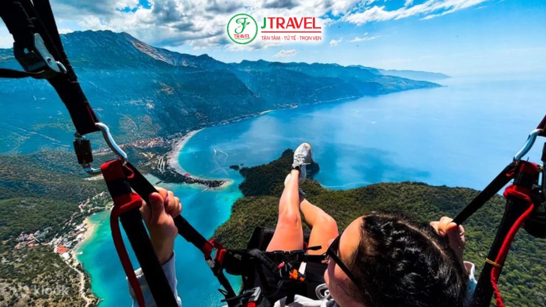 Blue Lagoon Ölüdeniz với làn nước màu ngọc lam nhìn từ trên cao