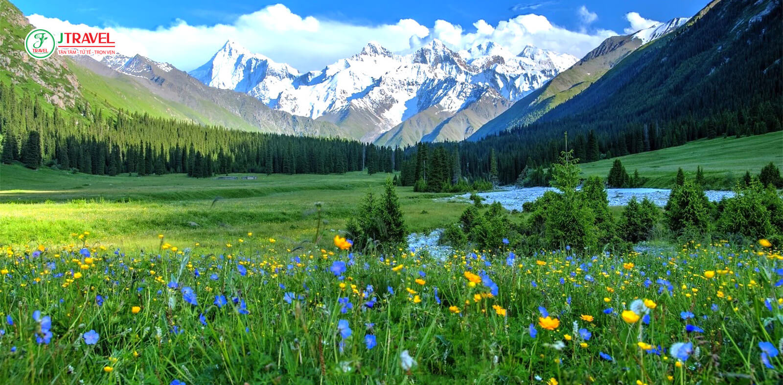 Tân Cương sở hữu vẻ đẹp hoang sơ và rộng lớn của những thảo nguyên, hồ nước ngọc lam và dãy Thiên Sơn hùng vĩ.