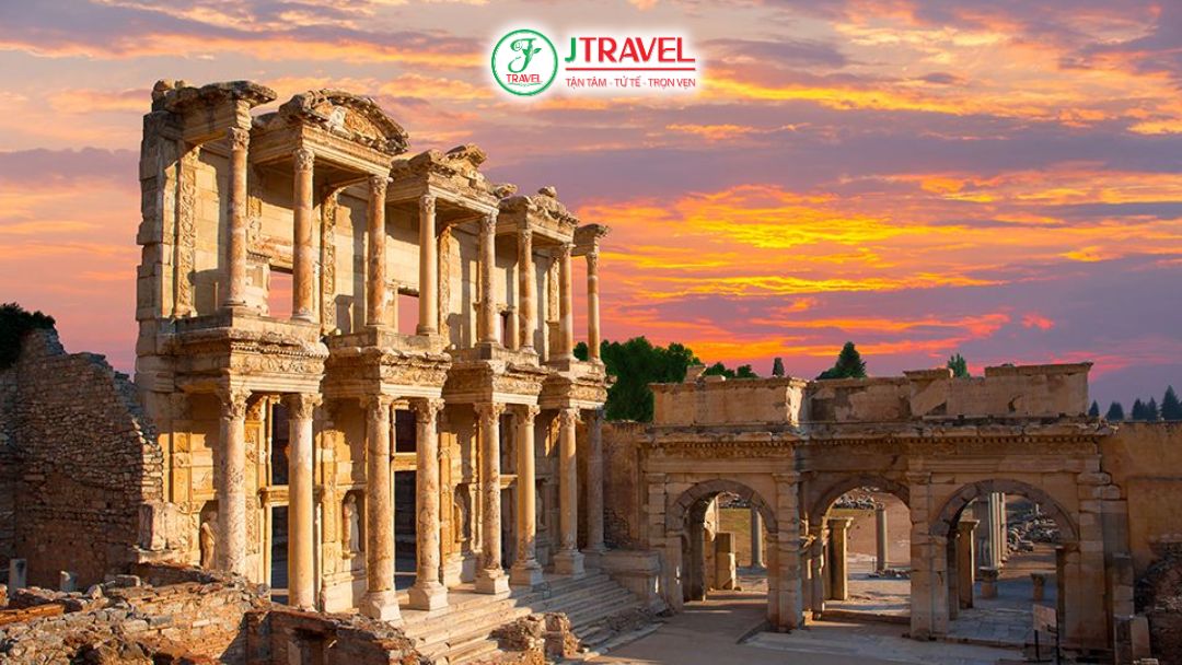 Thư viện Celsus với mặt tiền hai tầng vẫn còn khá nguyên vẹn