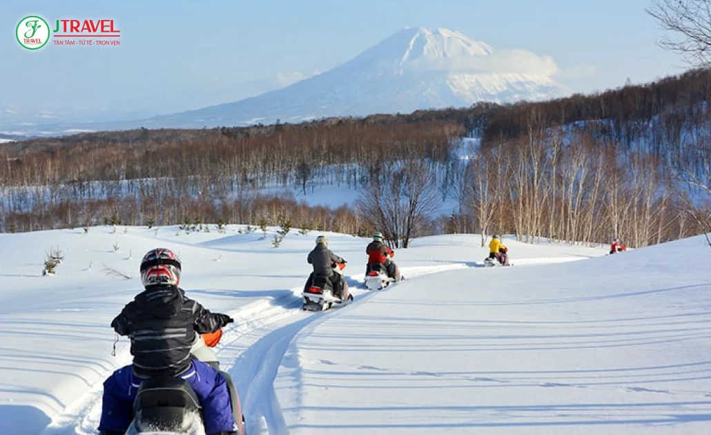 Du khách trải nghiệm snowmobiling trên tuyết dày tại Niseko