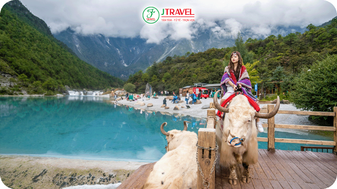 Lam Nguyệt Cốc nằm dưới chân Ngọc Long Tuyết Sơn, nước hồ trong xanh và chuyển màu theo ánh nắng