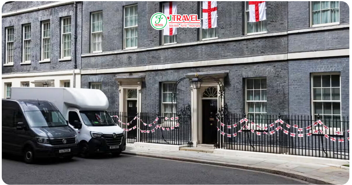 Mặt tiền ngôi nhà vốn được lát bằng gạch vàng nhưng qua thời Victoria, lớp khói bụi đã khiến nó chuyển sang màu đen đặc trưng