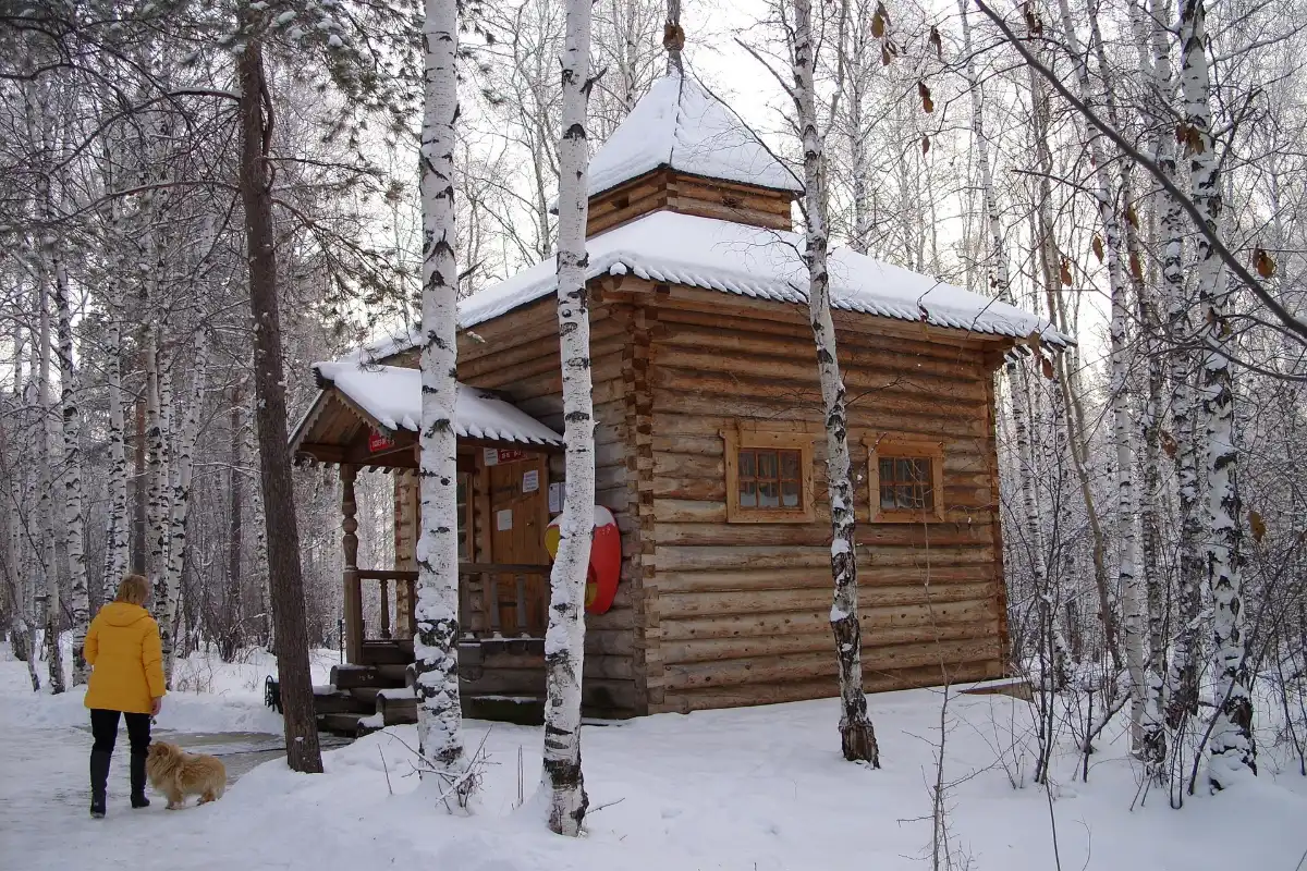 Công trình gỗ truyền thống Siberia trong Bảo tàng Taltsy mùa đông