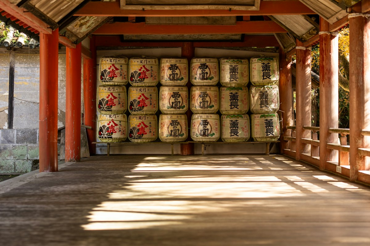 Không gian gỗ truyền thống với những thùng rượu Sake