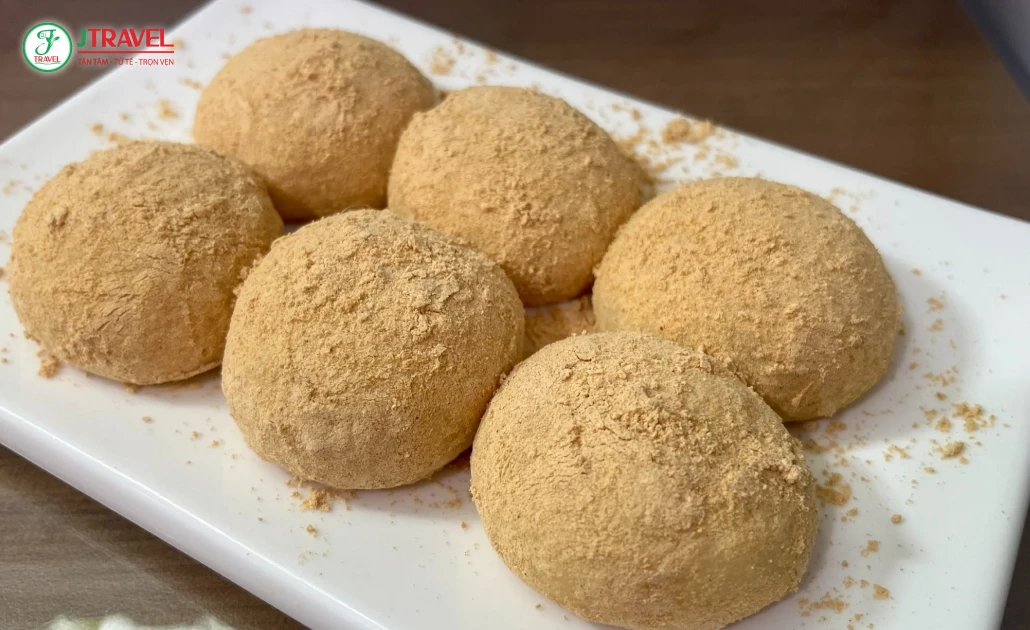 Kinako Mochi rắc bột đậu nành rang và đường