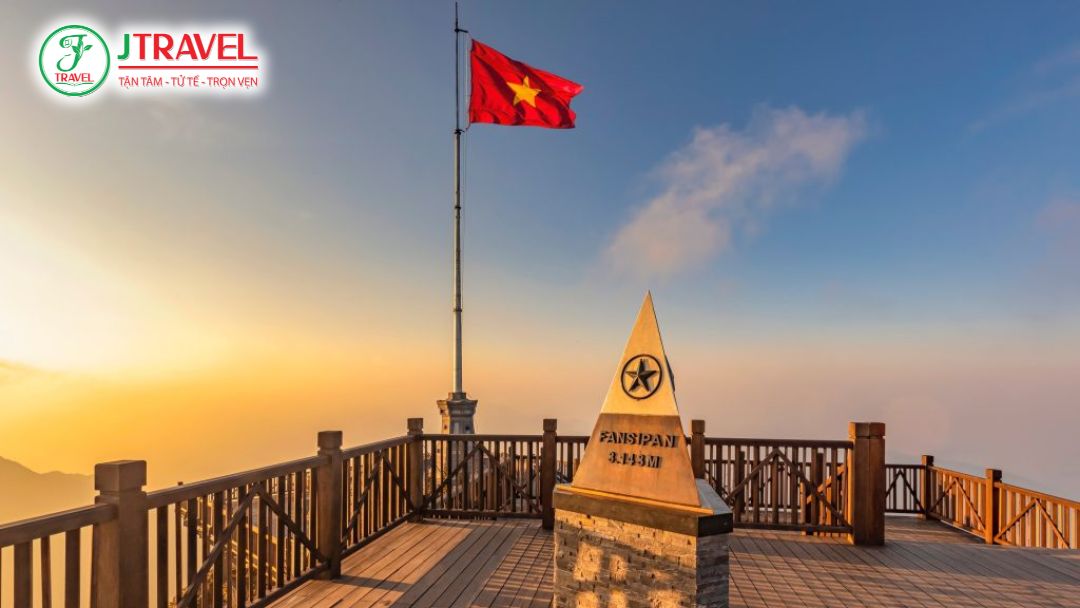 Đỉnh Fansipan với biển mây và view thung lũng Mường Hoa từ trên cao