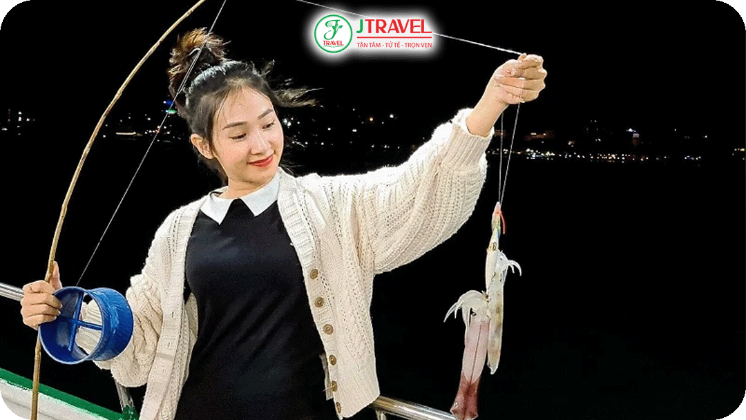 Câu mực đêm là trải nghiệm rất thú vị khi đến Phú Quốc