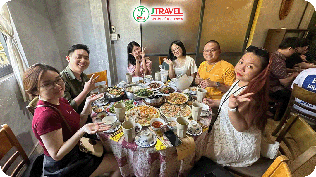 Đoàn khách Tour Miền Trung dùng bữa tại nhà hàng