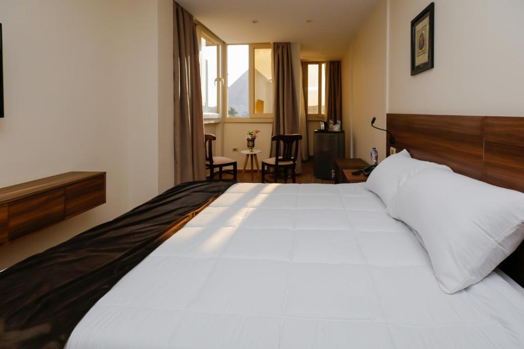 Bên trong Pyramids View Inn
