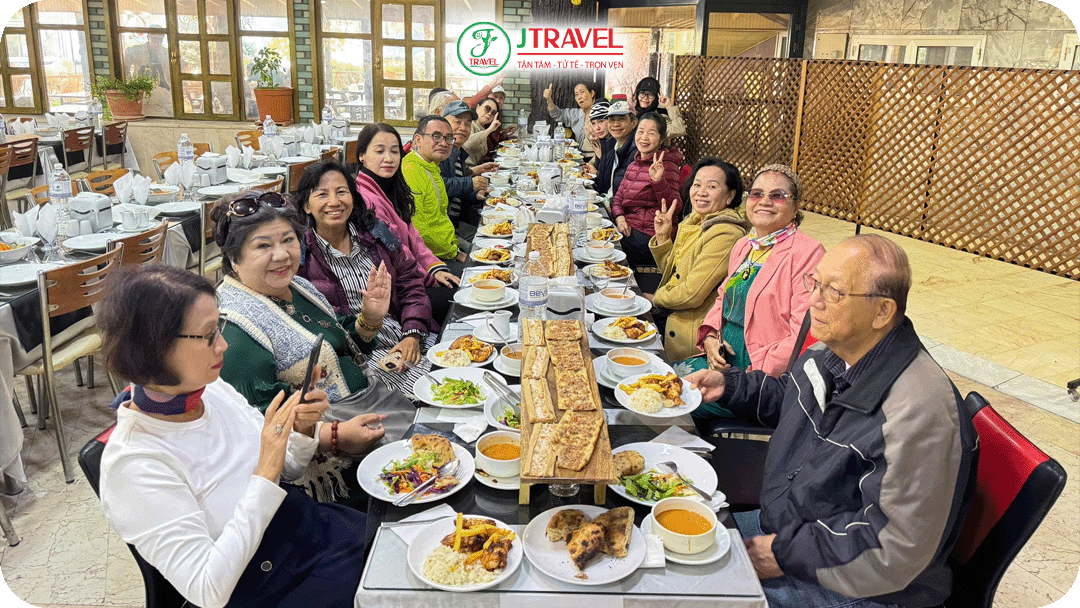 Du khách đoàn du lịch Thổ Nhĩ Kỳ của J Travel dùng bữa trưa
