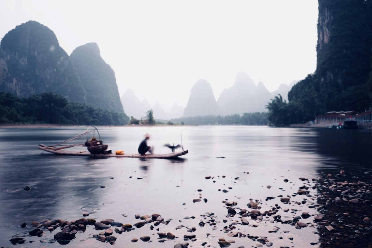 Thuyền nhỏ trên sông giữa núi đá vôi