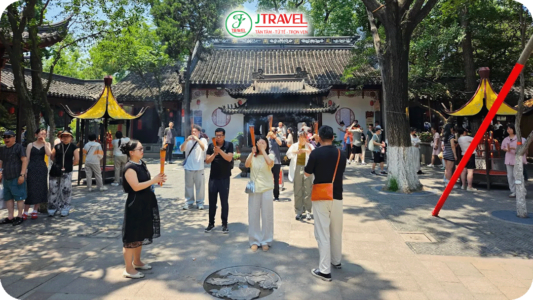 Không gian khuôn viên Hàn Sơn Tự mát mẻ với nhiều bóng cây