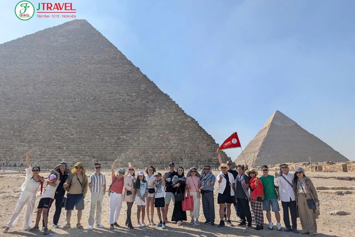 Đoàn khách J Travel trước Kim Tự Tháp Giza, Ai Cập