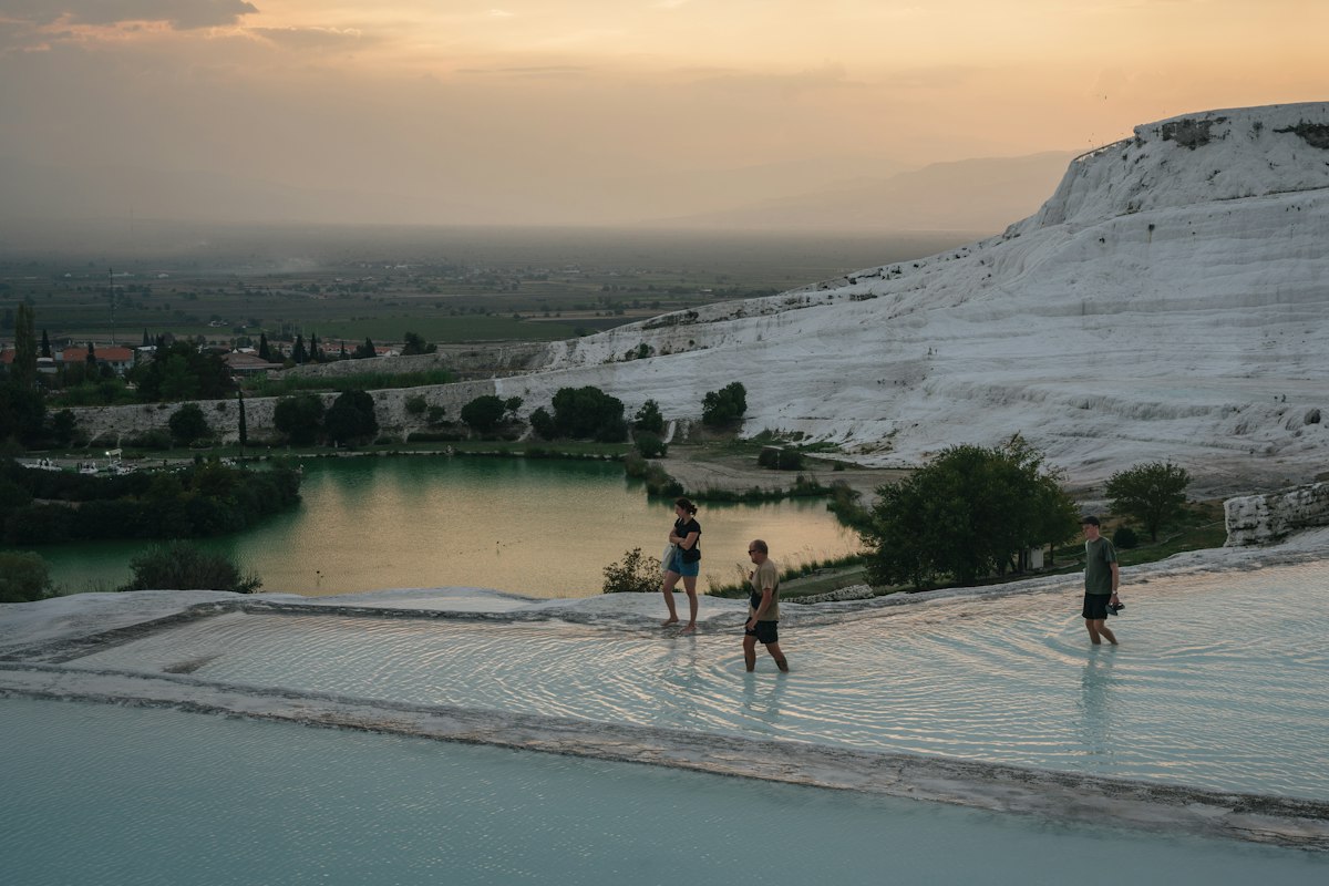 Du khách đi bộ trên thềm đá vôi Pamukkale