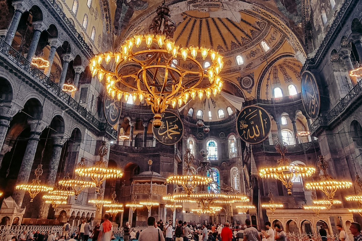 Du khách tham quan bên trong một thánh đường ở Istanbul