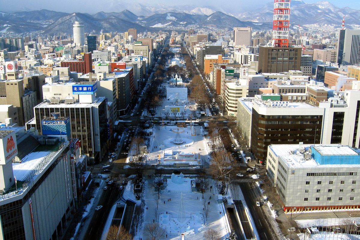Khu lễ hội trải dọc công viên Odori giữa trung tâm Sapporo