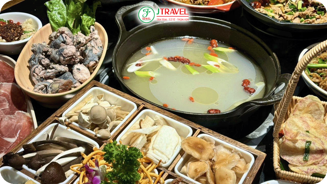 Lẩu nấm Côn Minh là món ăn dành cho ai thích vị thanh, ngọt tự nhiên