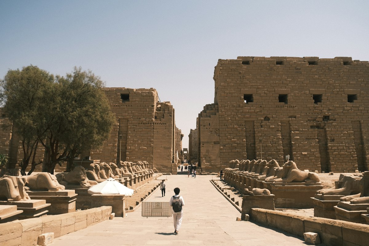 Đại lộ tượng nhân sư dẫn vào đền Karnak