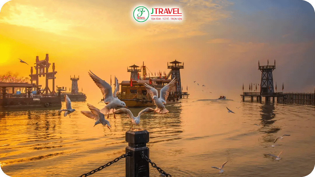 Du khách có thể đi thuyền trên sông để ngắm toàn cảnh Tam Quốc Thành