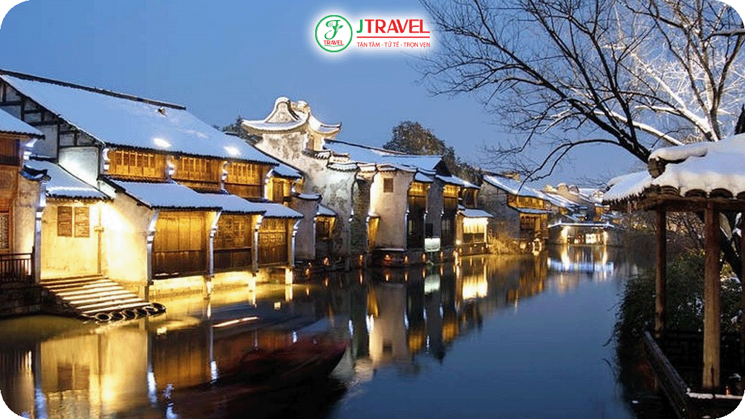 Tây Trấn lung linh ánh đèn vào những ngày có sương mù hoặc tuyết nhẹ