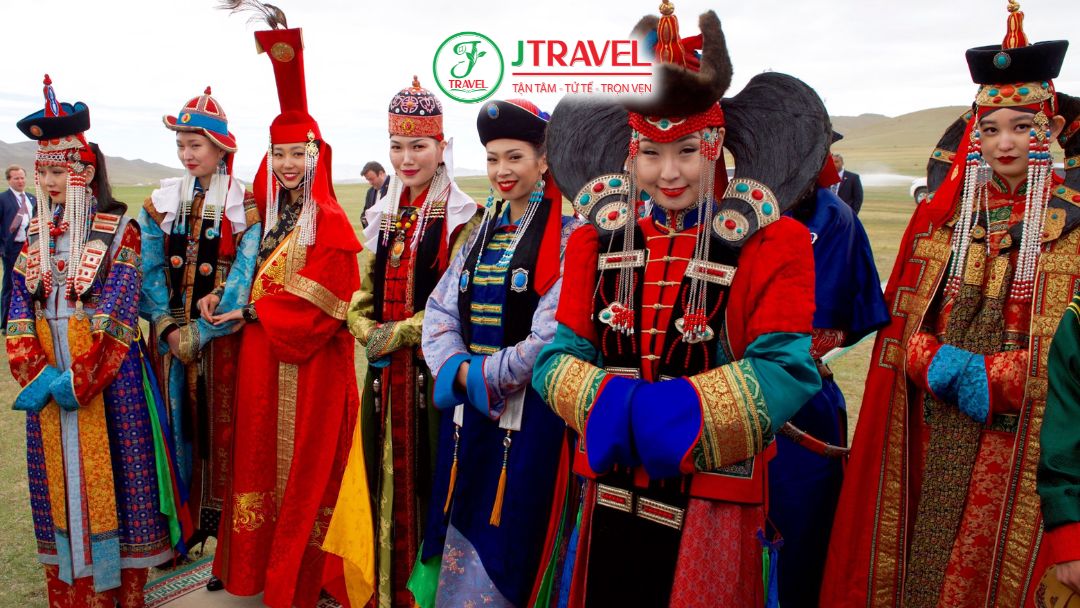 Mặc trang phục Mông Cổ chụp ảnh