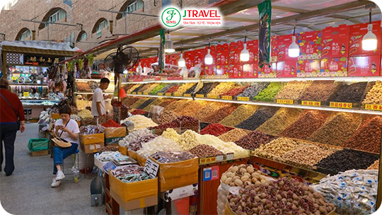 Chợ đêm Grand Bazaar là một trong những điểm đến sôi động và thú vị nhất khi du lịch Tân Cương