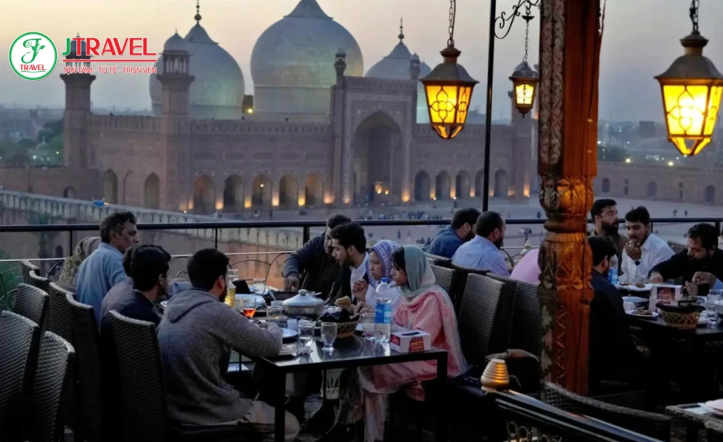 Du khách mặc trang phục lịch sự, tôn trọng văn hóa Hồi giáo khi đến Lahore