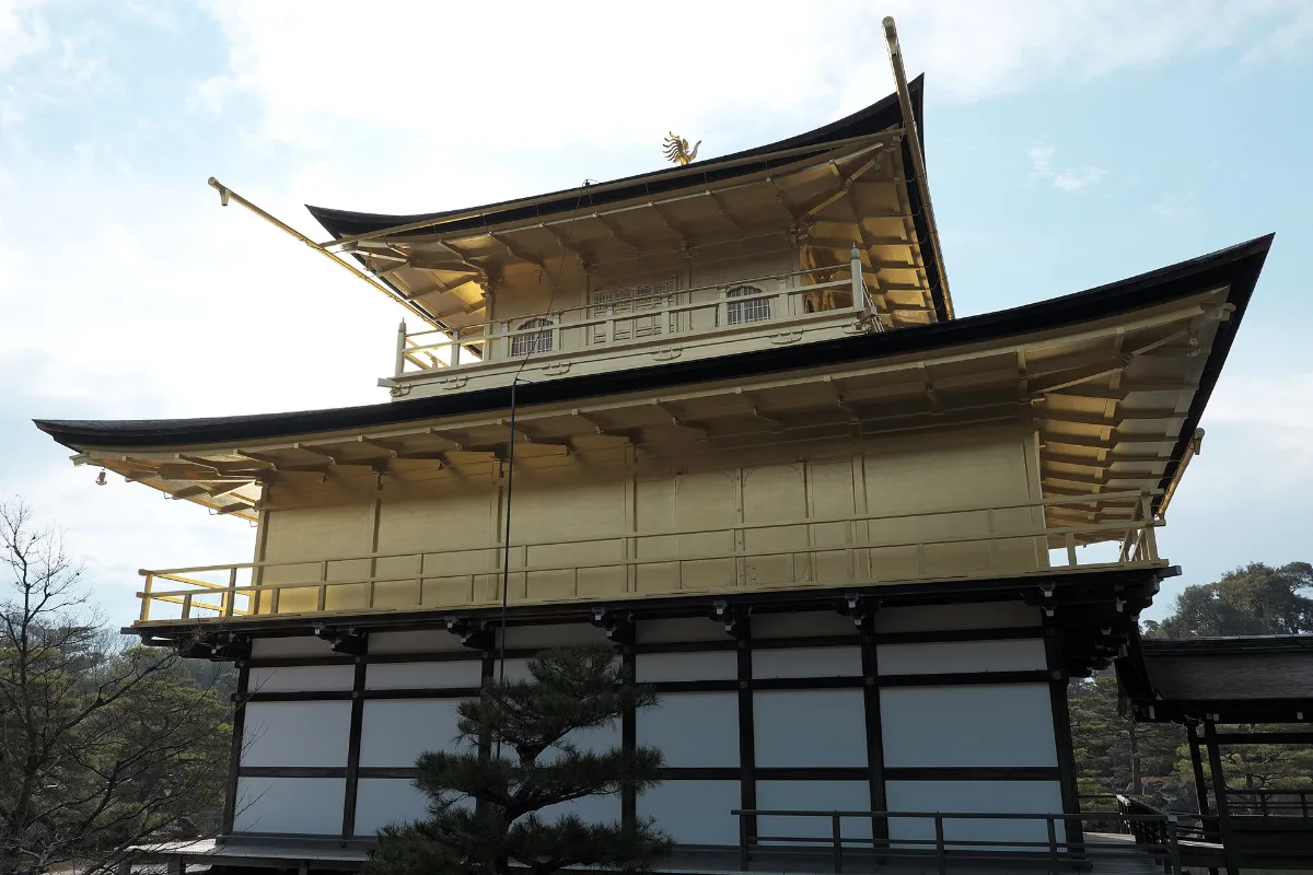 Chùa Vàng Kinkakuji nhìn từ bờ hồ