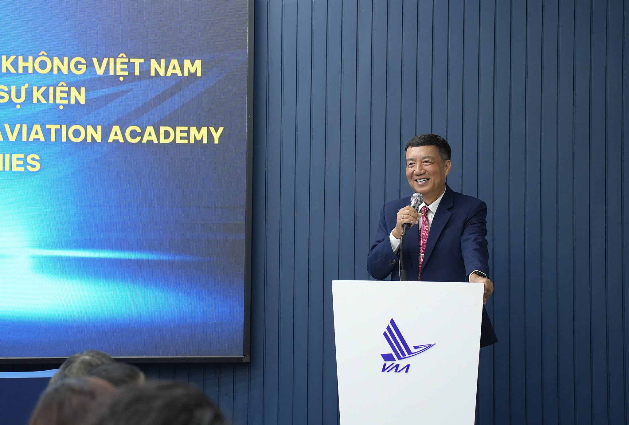 GS. Hà Nam Khánh Giao chia sẻ về mô hình đào tạo gắn kết doanh nghiệp tại buổi lễ ký kết