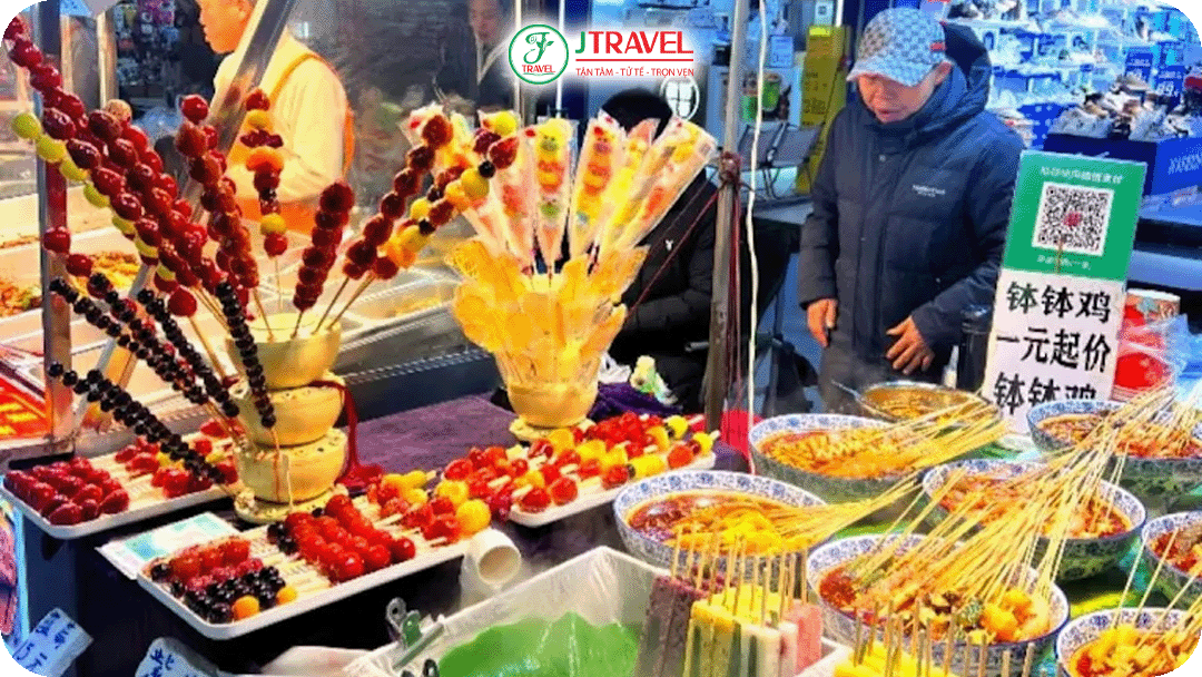 Kẹo hồ lô rực rỡ – món ăn truyền thống không thể thiếu ở chợ đêm Trung Hoa