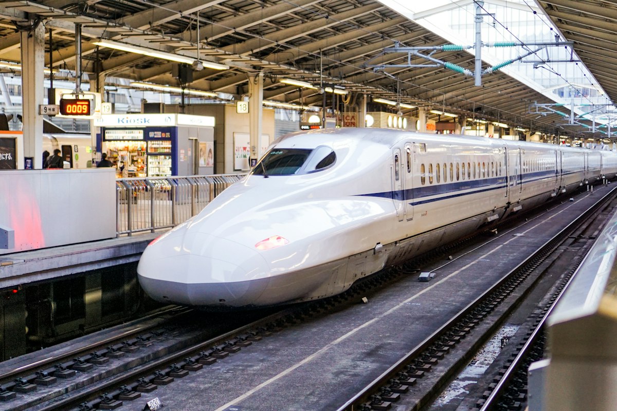 Tàu cao tốc Shinkansen vào ga ở Nhật Bản