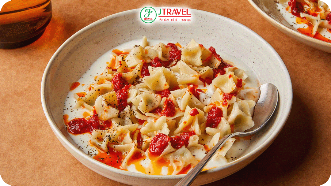 Manti – bánh nhân thịt sốt sữa chua Thổ Nhĩ Kỳ